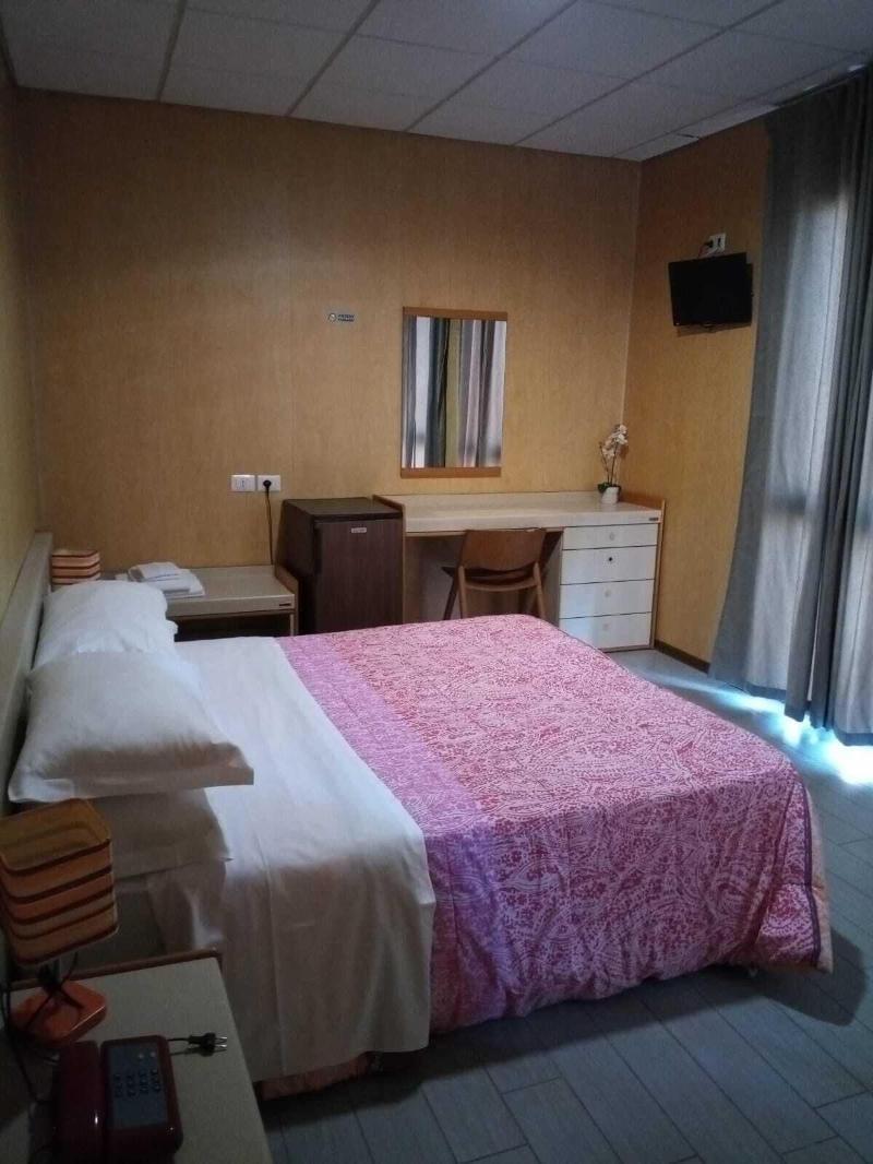 Hotel Socrate Лавена Понте Треза Екстериор снимка