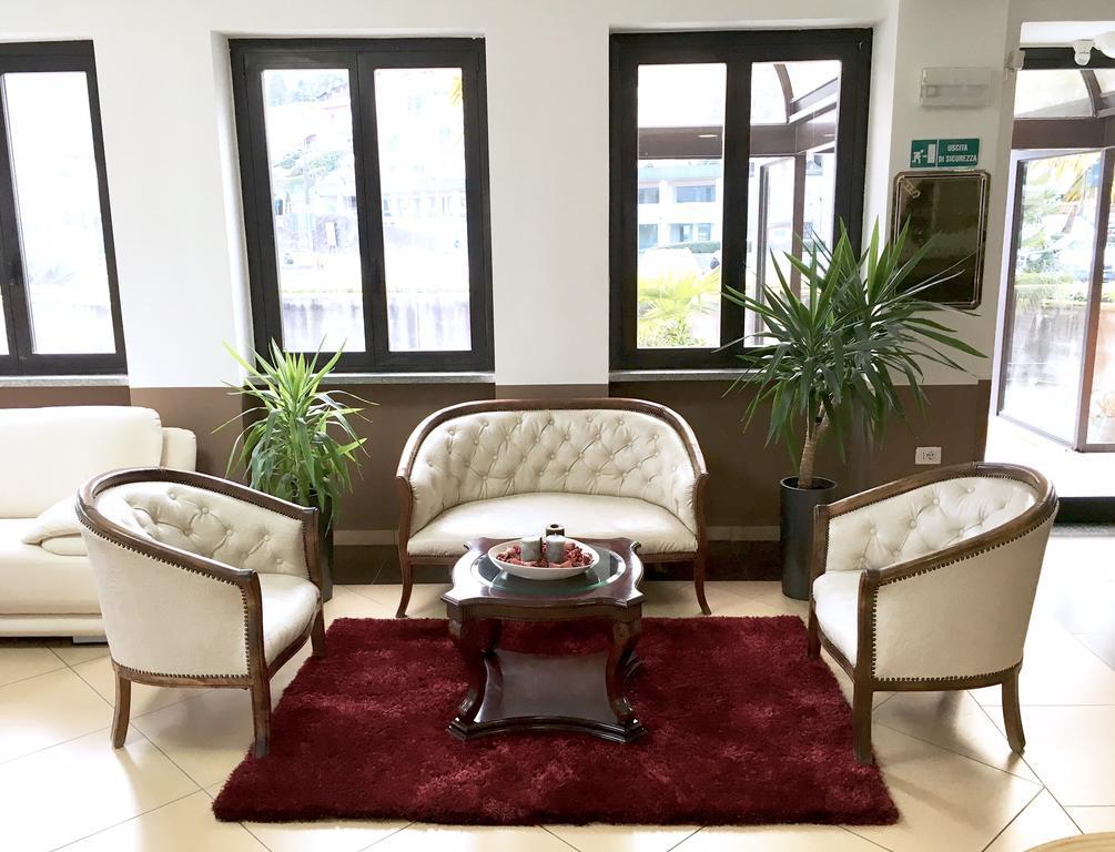 Hotel Socrate Лавена Понте Треза Екстериор снимка