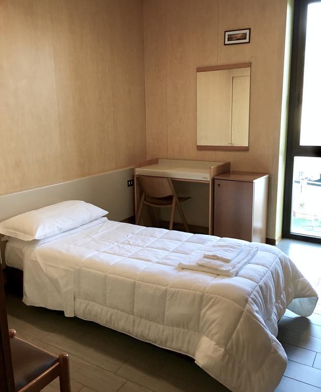 Hotel Socrate Лавена Понте Треза Екстериор снимка