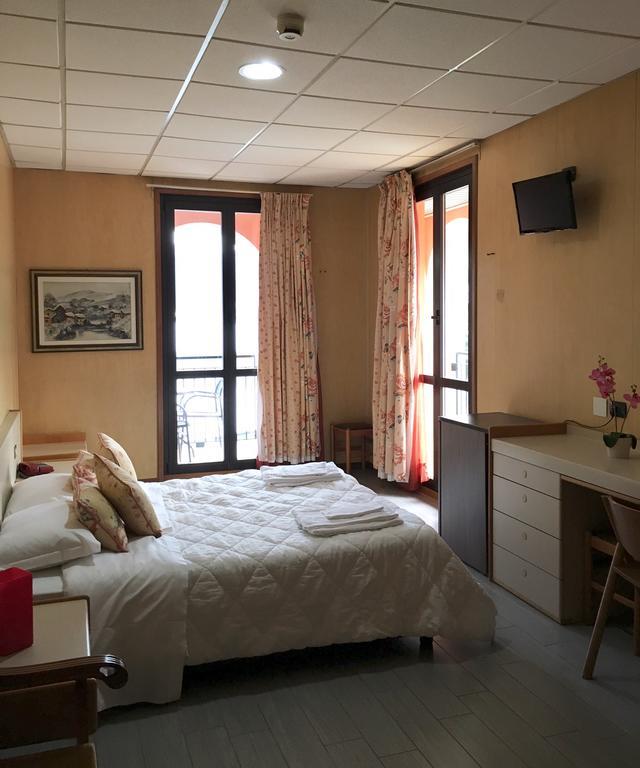 Hotel Socrate Лавена Понте Треза Екстериор снимка