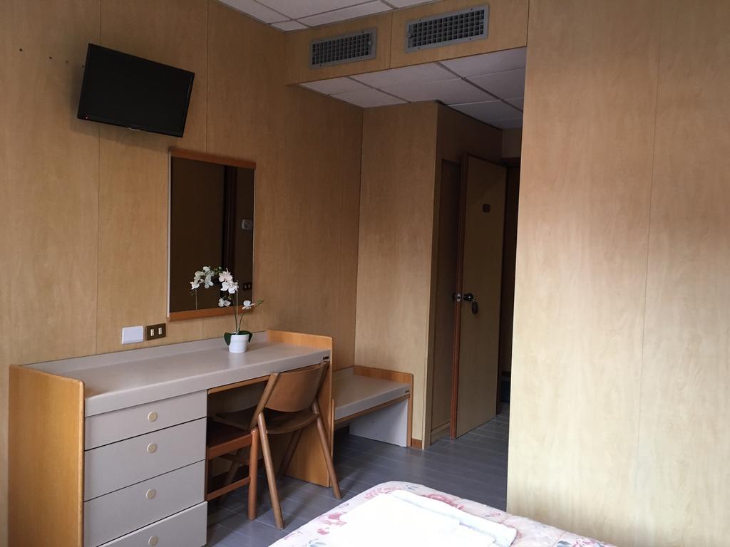 Hotel Socrate Лавена Понте Треза Екстериор снимка