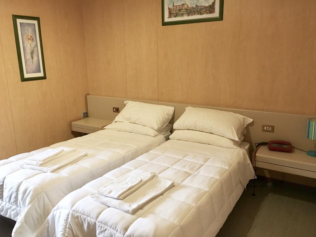 Hotel Socrate Лавена Понте Треза Екстериор снимка