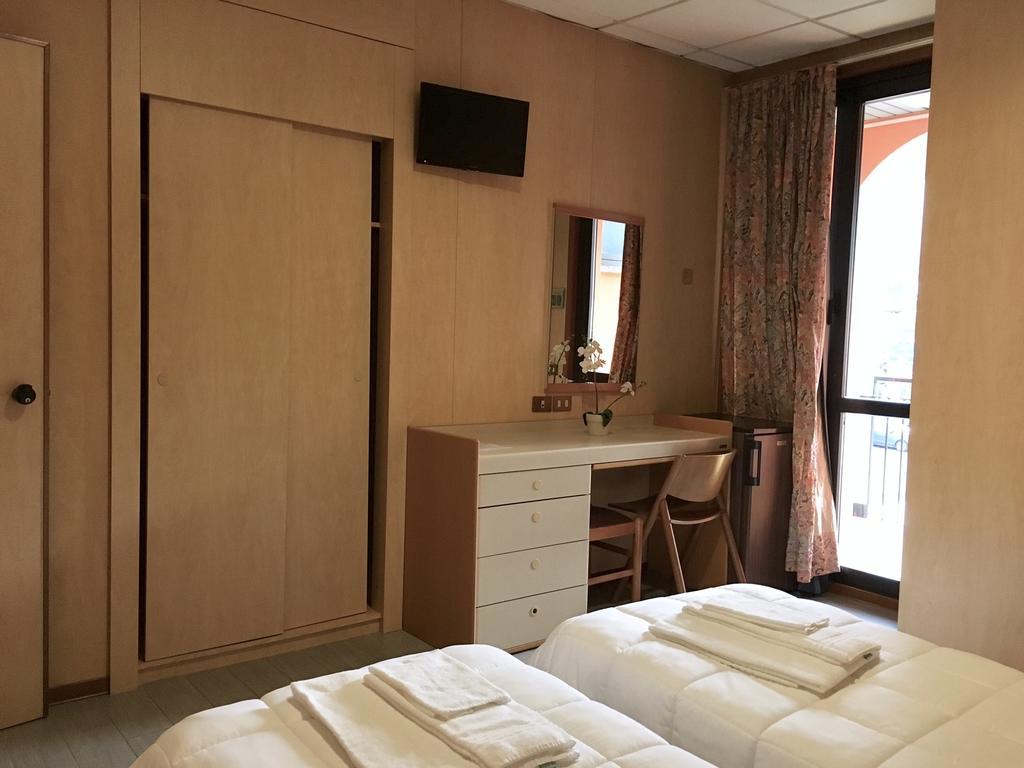 Hotel Socrate Лавена Понте Треза Екстериор снимка