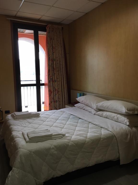 Hotel Socrate Лавена Понте Треза Екстериор снимка