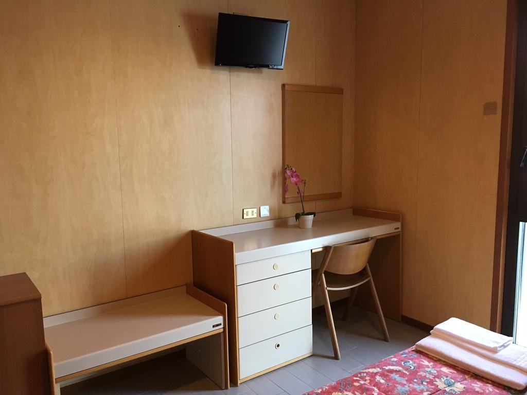 Hotel Socrate Лавена Понте Треза Екстериор снимка