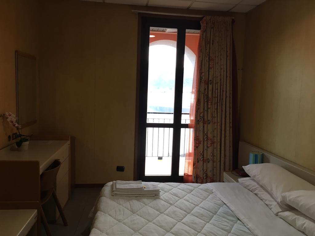 Hotel Socrate Лавена Понте Треза Екстериор снимка