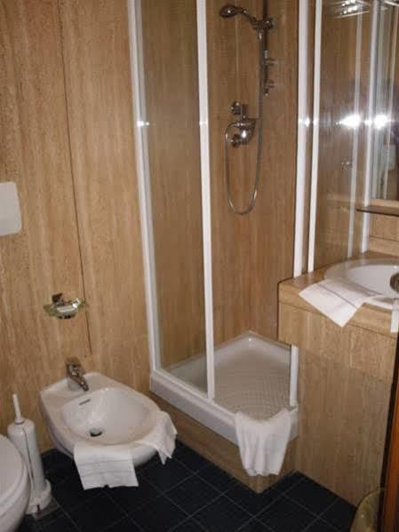 Hotel Socrate Лавена Понте Треза Екстериор снимка