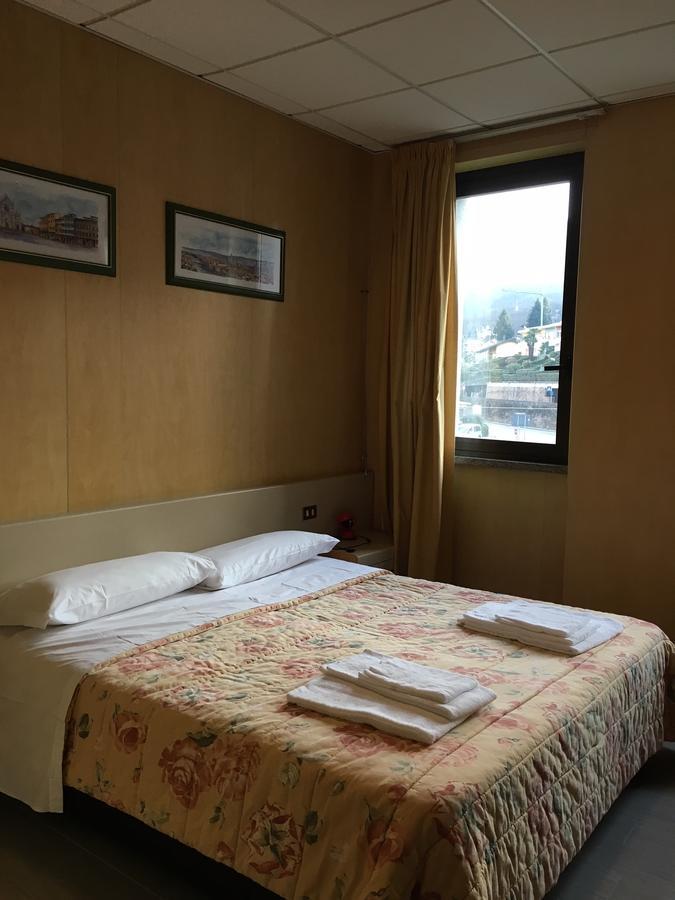 Hotel Socrate Лавена Понте Треза Екстериор снимка